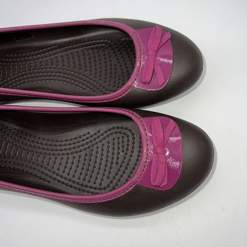 Crocs Logo Brown Pink Casual Bow Toe Slip On Flats Shoes Women's 9 - Picture 2 of 6